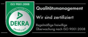 Grün-weißes DEKRA-Zertifizierungsplakette auf der linken Seite mit dem Text „ISO 9001:2008“. Rechts steht in weißer Schrift auf schwarzem Hintergrund: „Qualitätsmanagement. Wir sind zertifiziert für Brandmeldeanlage Hamburg. Regelmäßige freiwillige Überwachung nach ISO 9001:2008.“.
